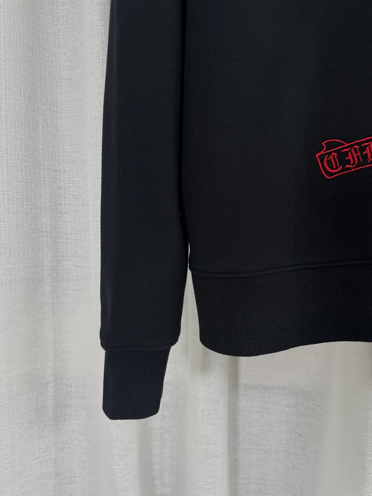 P260 top version, real shot without P, ​​different from market currency) 𝗖𝗵𝗿𝗼𝗺𝗲 𝗛𝗲𝗮𝗿𝘁𝘀/Cro Heart 2025 washed patch embroidery autumn and winter new original single counter American laser burnt 3D three-dimensional color embroidered couple casual sweatshirt 👑The highest version! Customized fabric 420g tripe terry fabric! American acid-washed and distressed original fabric laser burnt ✟appliqué embroidery and exquisite embroidery of letters! The best-selling model in the counter, very comfortable to wear. Accessories: original molded and authenticated collar label➕100% silk wash label. Genuine purchase-grade original hangtag➕matching hanging rope➕3D hanging beads➕original packaging bag. Craftsmanship: The original version has consistent wiring! The highest version of the armhole matching technique! Color: White Black Size: S M L XL Style: 25-325